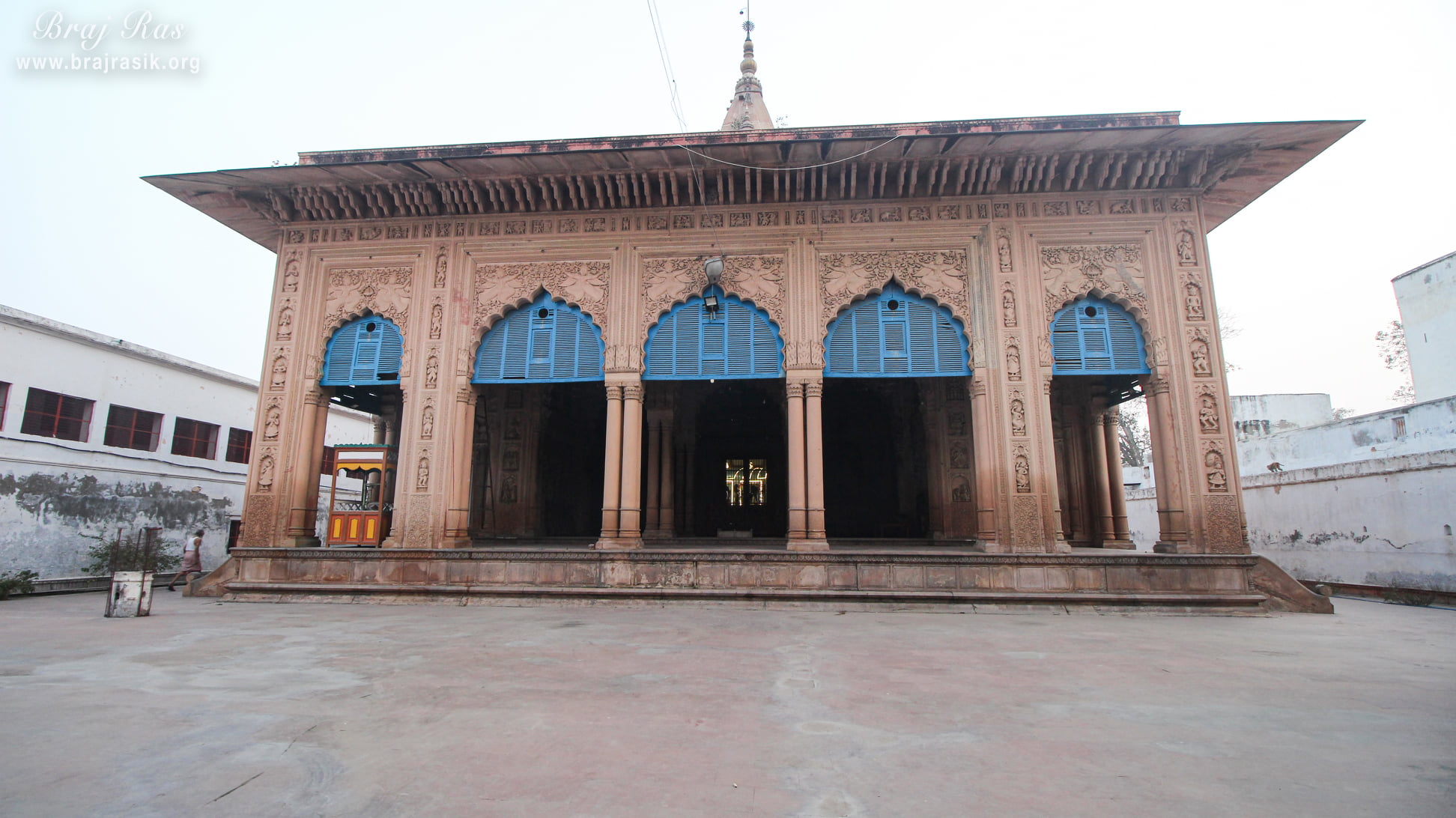 Front view of the temple of Tikari Rani Temple (Devraha Baba Bhakti Dham), Vrindavan