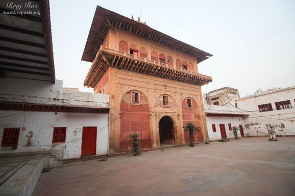 Distant view of the entrance at Tikari Rani Temple (Devraha Baba Bhakti Dham), Vrindavan