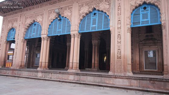 Close view of Tikari Rani Temple (Devraha Baba Bhakti Dham), Vrindavan