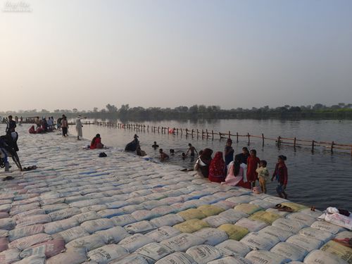 Devotees taking holy bath in Yamuna Ji at Vrindavan Kumbh 2021