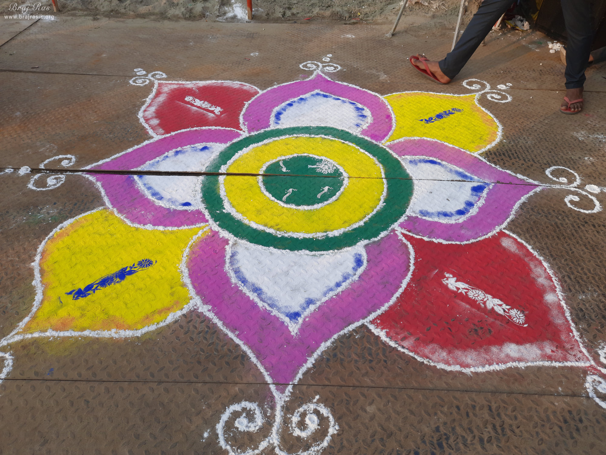 A very nice rangoli design with several colors at Vrindavan Kumbh 2021
