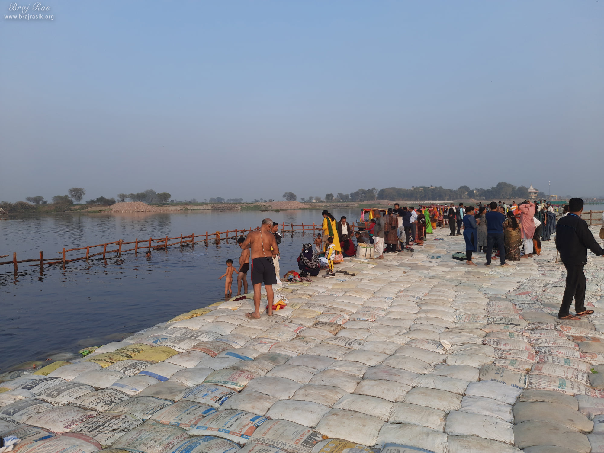 Many devotees taking holy bath in Yamuna Ji at Vrindavan Kumbh 2021