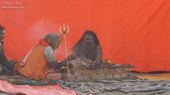 A devotee worshipping with fire sacrifice at Vrindavan Kumbh 2021