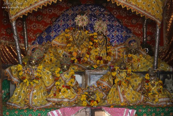 Darshan of deities at Shri Vrindavan Vihari Temple, Vardhman Kunj, Vrindavan