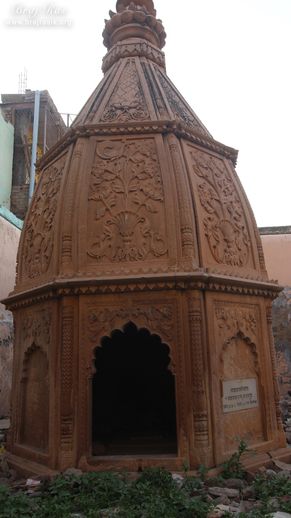 Tomb of King behind Shri Vrindavan Vihari Temple, Vardhman Kunj, Vrindavan