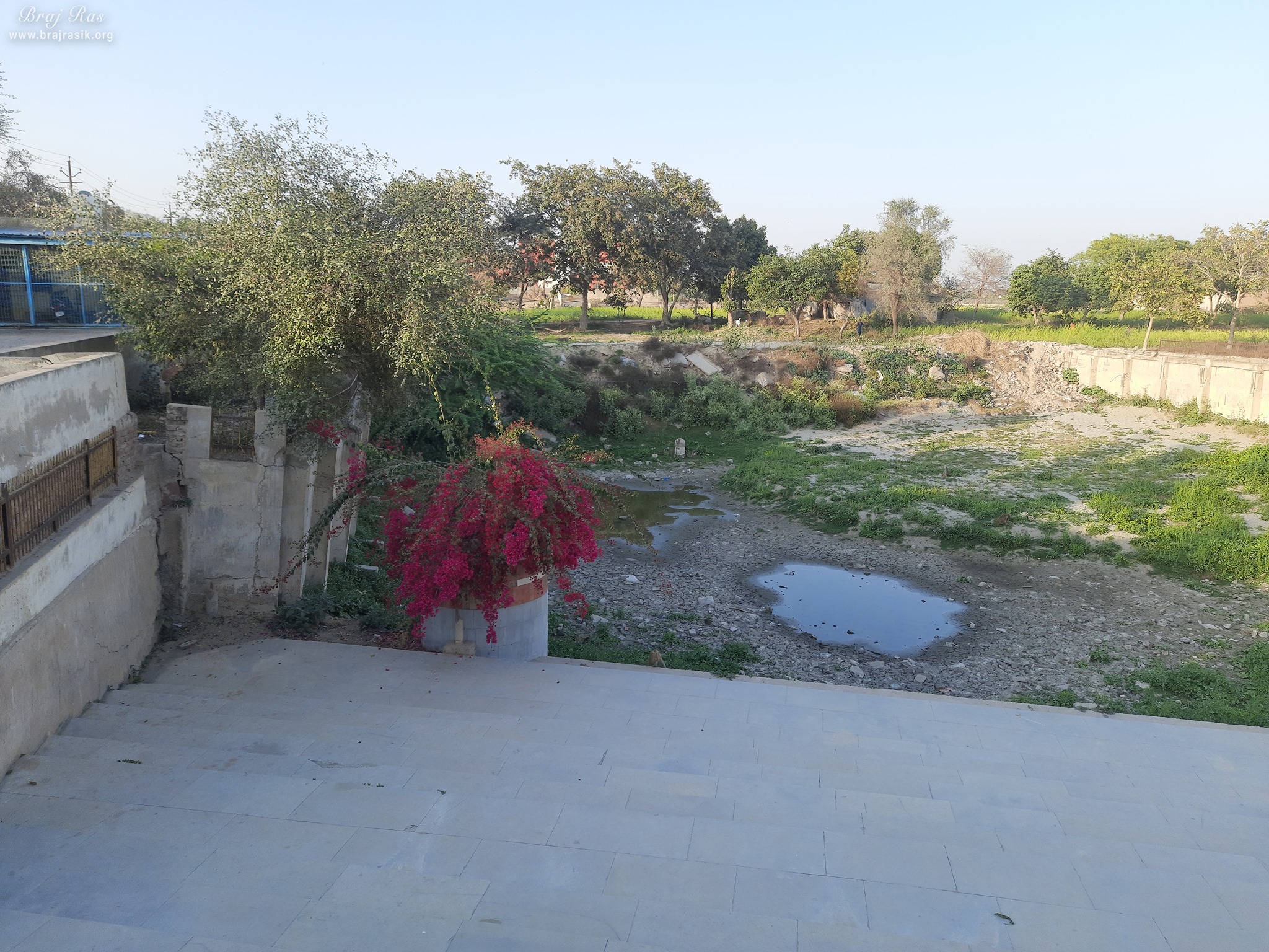 वह स्थान जहाँ श्री यमुना जी कई वर्ष पूर्व वृंदावन के निकुंज वन में बहती थीं