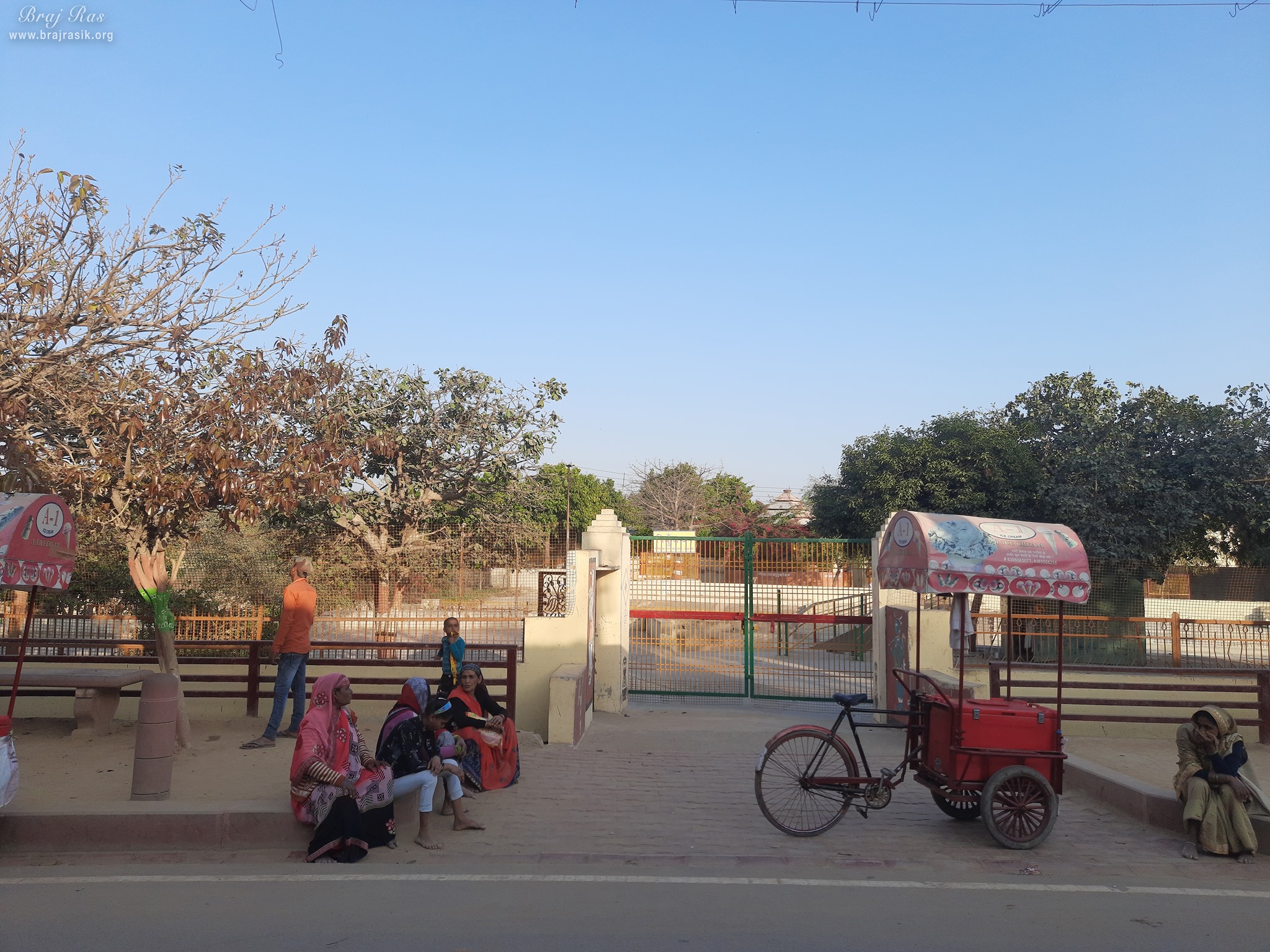 निकुंज वन, वृंदावन का परिक्रमा मार्ग का दृश्य