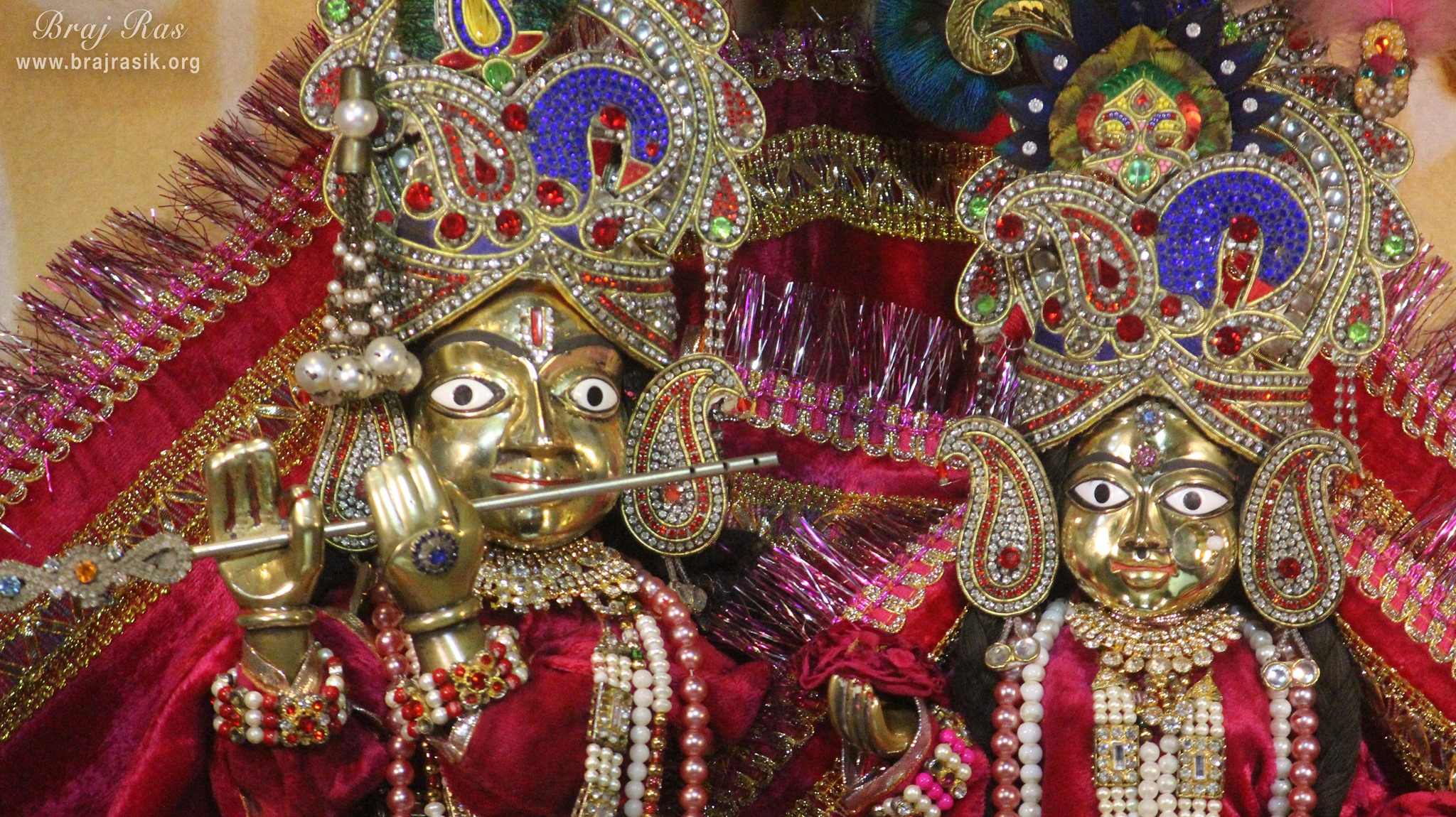 Closeup darshan of Shri Chhain Bihari Ji at Shri Chhain Bihari Kunj, Vrindavan