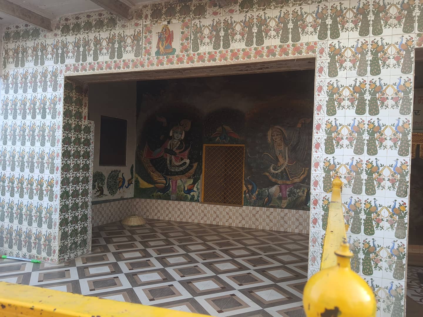 मोरकुटी, गेहवर वन, बरसाना के बाहरी दृश्य की झलक।