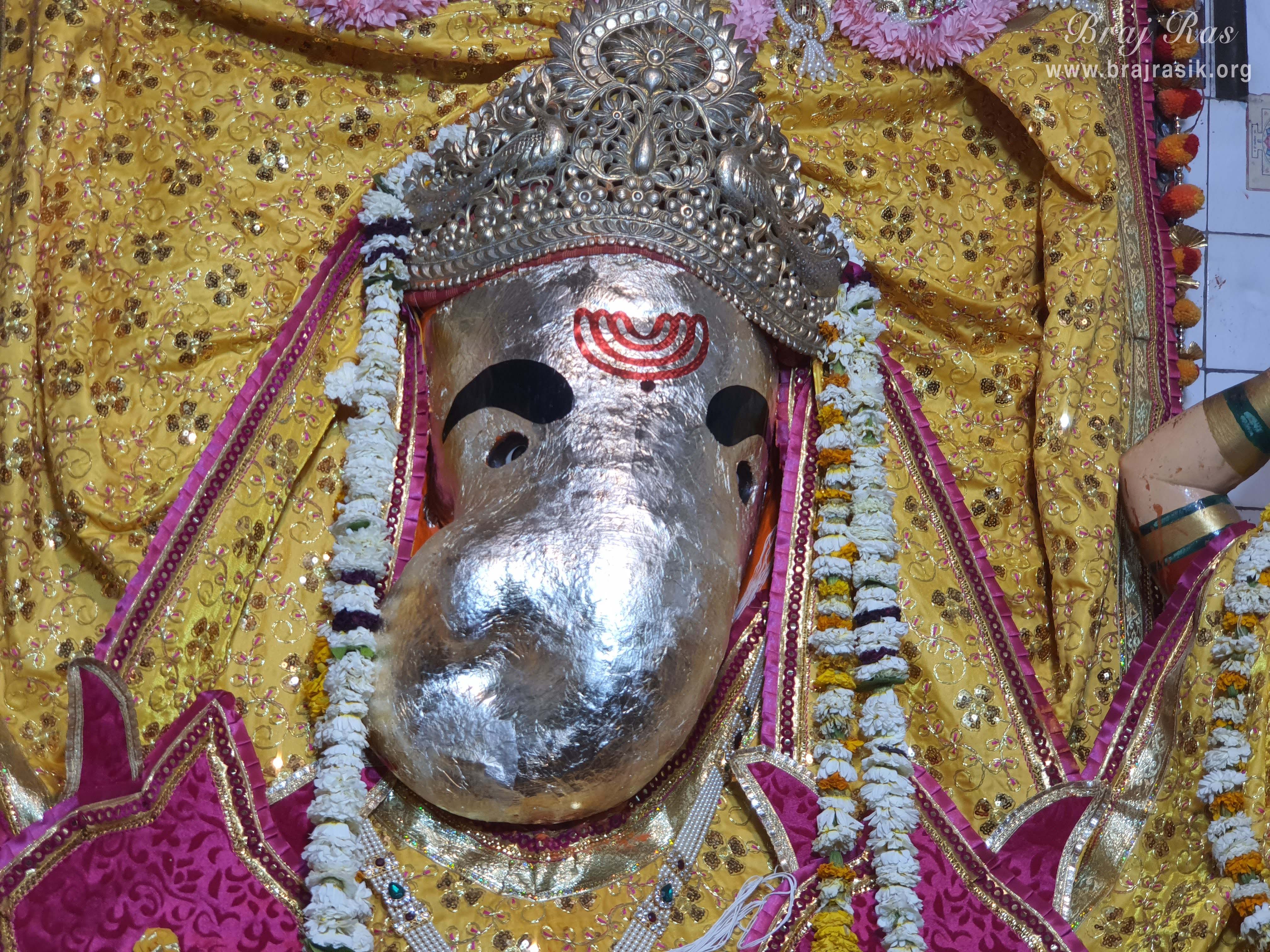 The Mota Ganesh Temple in Vrindavan is located in Athakhambha near the famous Bankey Bihari Temple of Vrindavan.