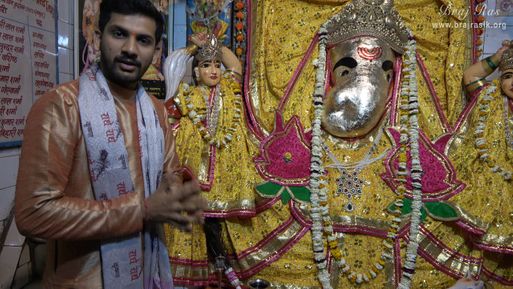 Pujari of Temple explaining the glories of Mota Ganesh.