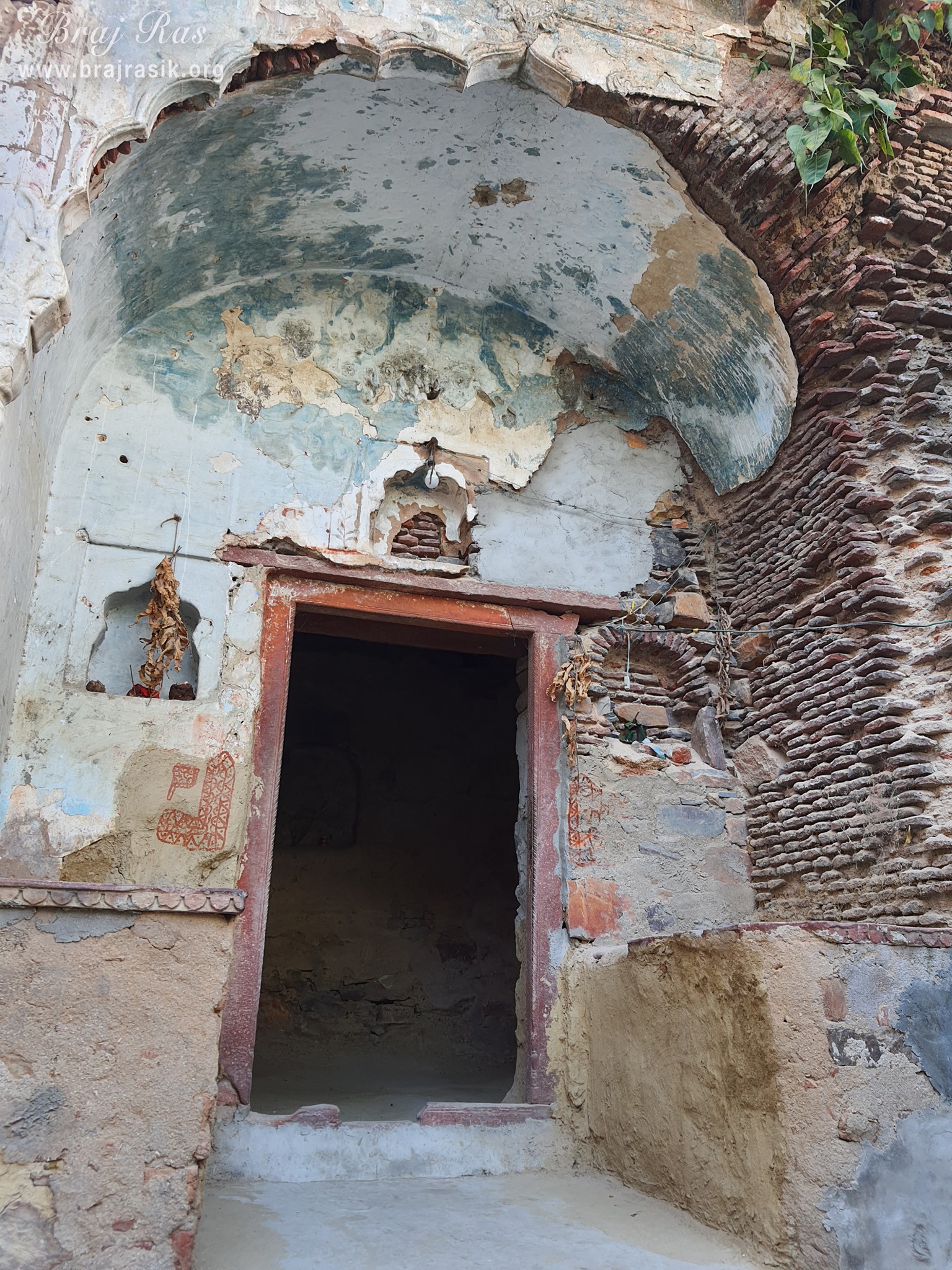 Close view of the old entrance at Ashtasakhi Temple - Barsana