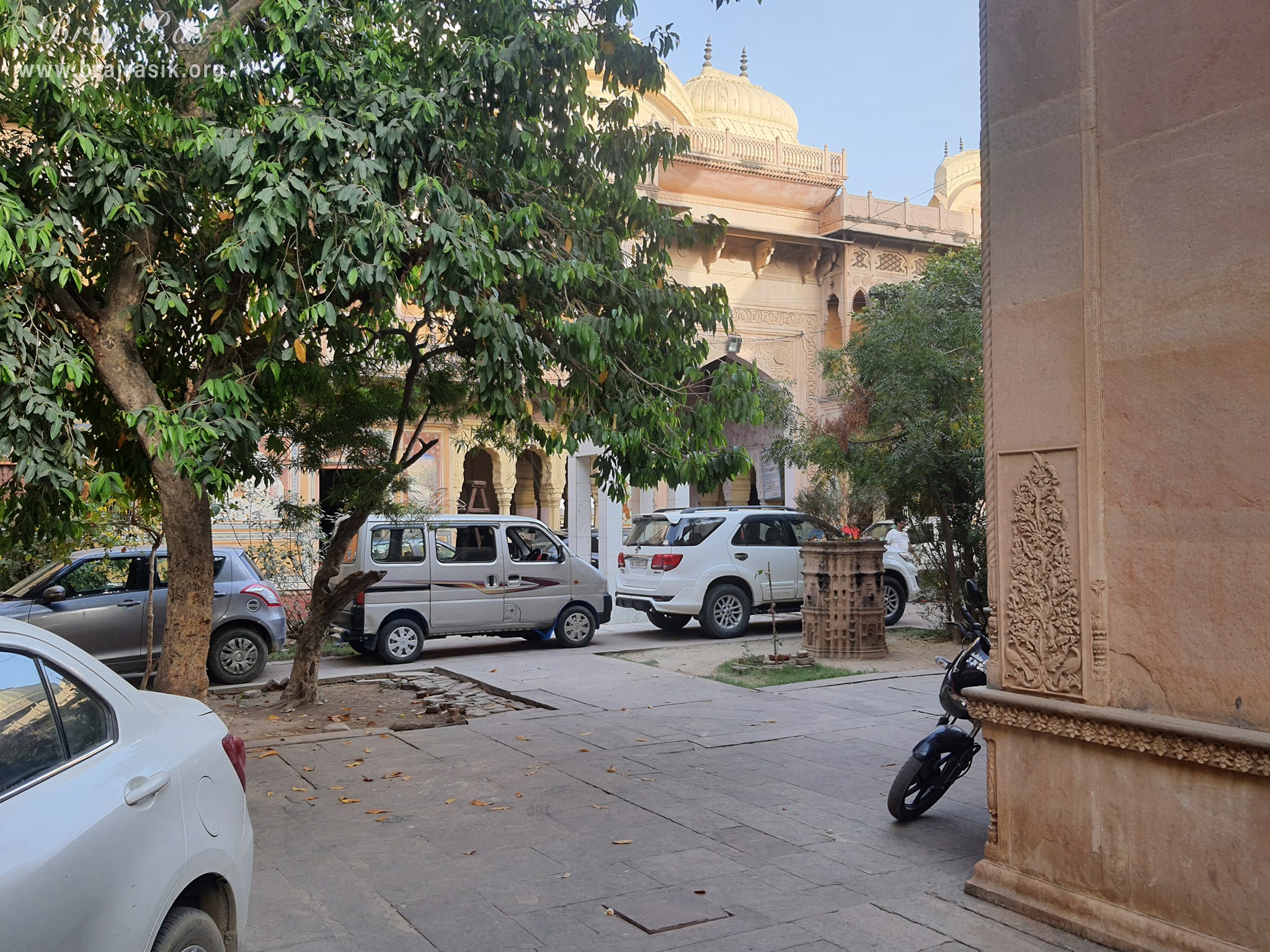 A view of the entrance way of Shri Kushal Bihari Temple, Barsana