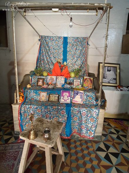 श्री कृष्ण चंद्रमा जू मंदिर, वृंदावन में श्री राधा कृष्ण चंद्रमा जू के दूर से दर्शन