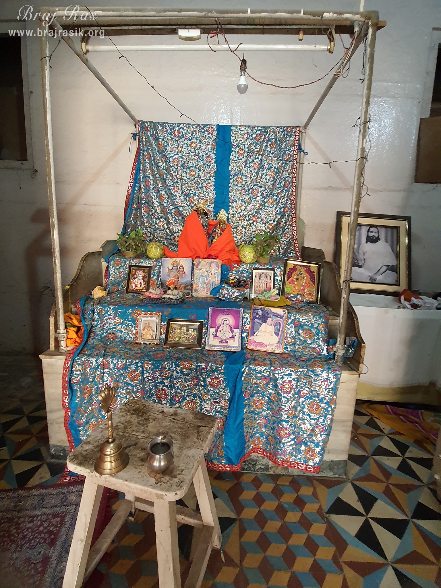Distant darshan of Shri Radha Krishna Chandrama Ju at Shri Krishna Chandrama Ju Temple, Vrindavan