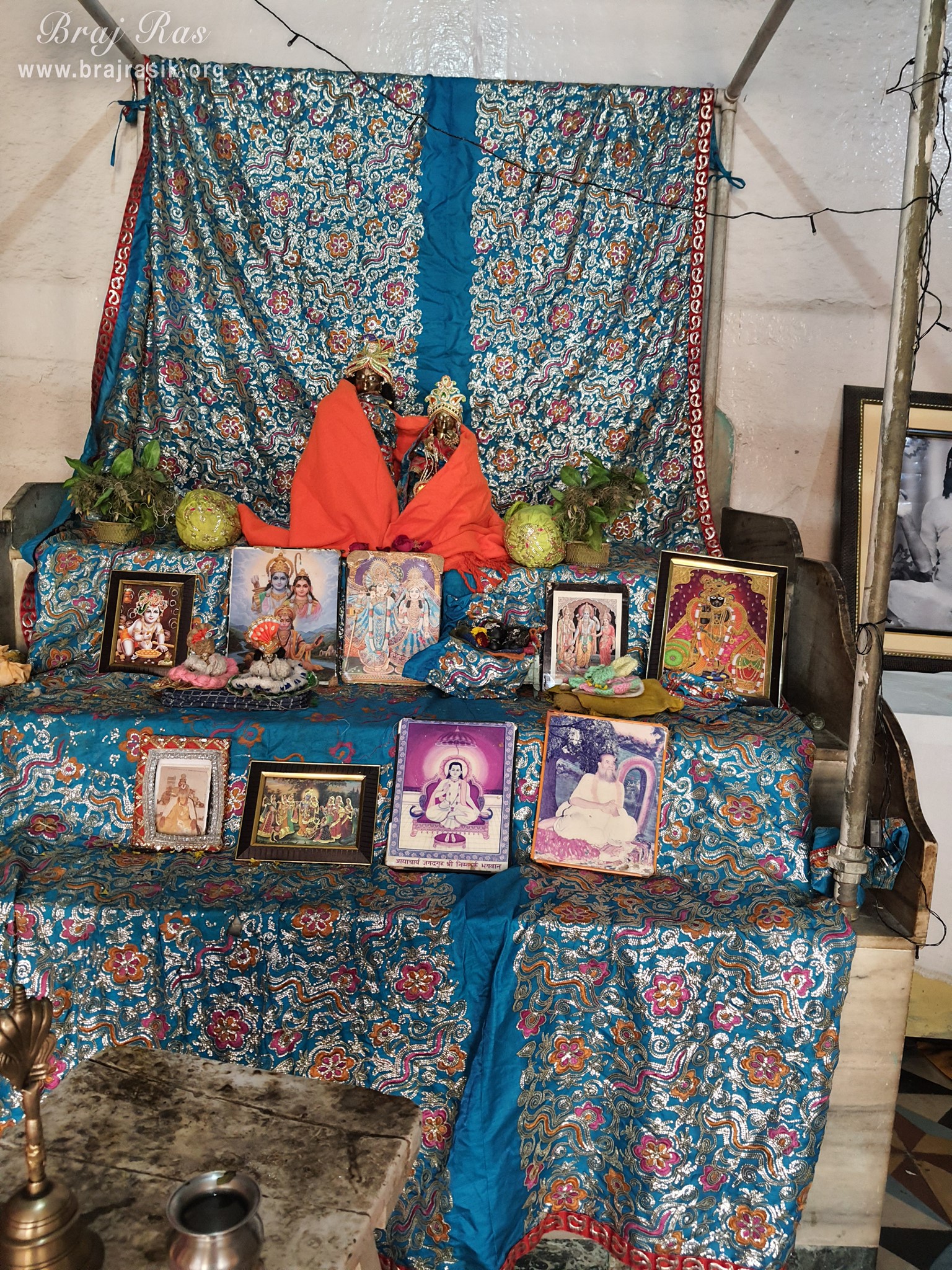 Darshan of Shri Radha Krishna Chandrama Ju at Shri Krishna Chandrama Ju Temple, Vrindavan