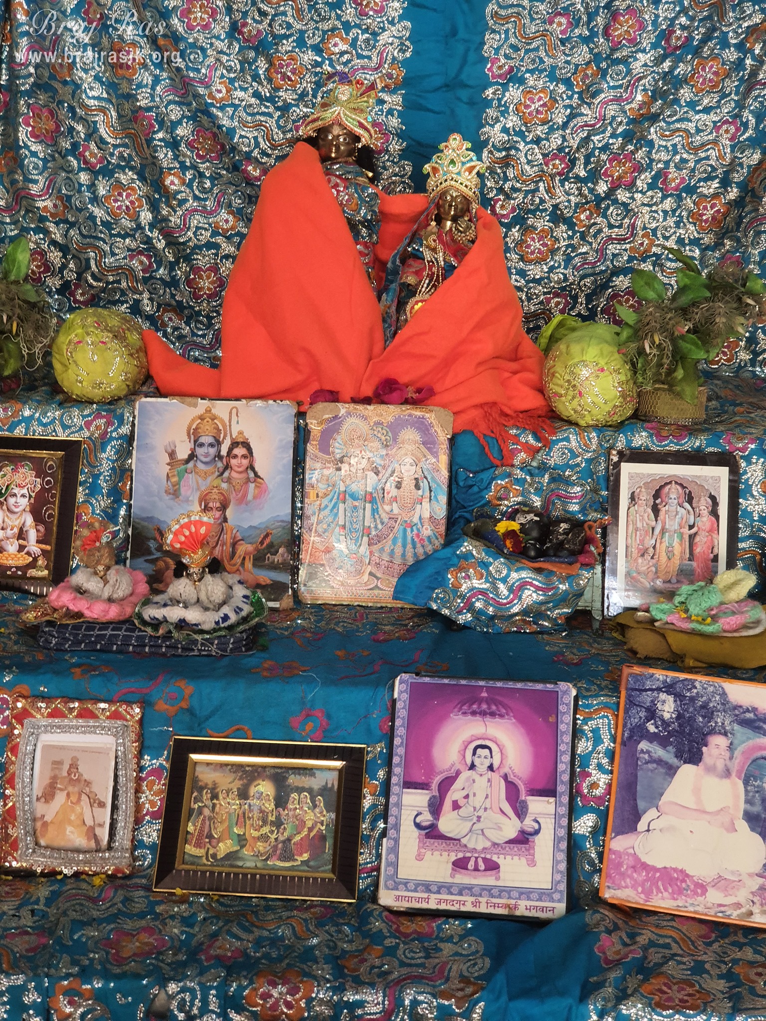 A nice darshan of Shri Radha Krishna Chandrama Ju at Shri Krishna Chandrama Ju Temple, Vrindavan