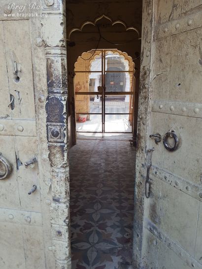 श्री कृष्ण चंद्रमा जू मंदिर, वृंदावन के प्रवेश द्वार का दृश्य