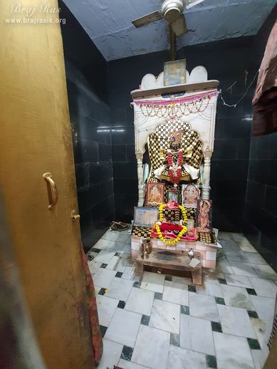Darshan of Shri Dau Ji at Shri Dau Ji Ki Bagichi, Vrindavan