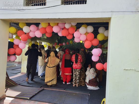Devotees having darshan of Shri Dau Ji at Shri Dau Ji Ki Bagichi, Vrindavan