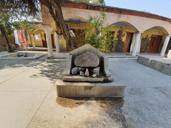 Darshan of Shri Giriraj Ji on a throne at Surdas Kuti, Chandra Sarovar, Parasauli