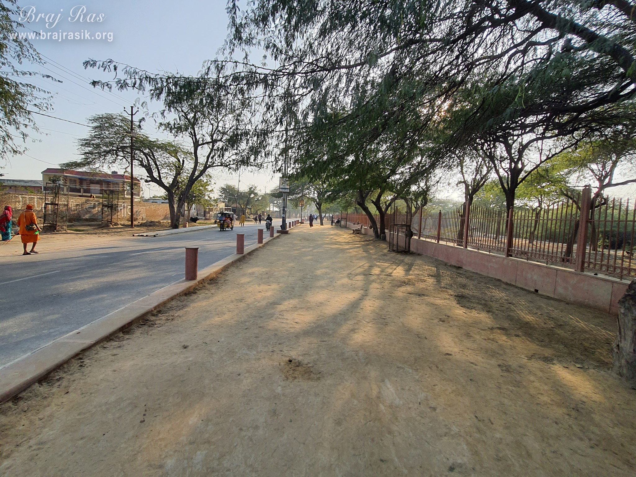 Shyam Kuti is located near Kusum Sarovar, Govardhan