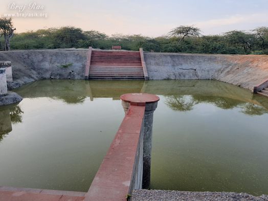 Beautiful Ratna Kund near Shyam Kuti, Govardhan