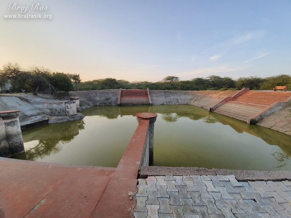 A nice and beautiful pond near Shyam Kuti, Govardhan