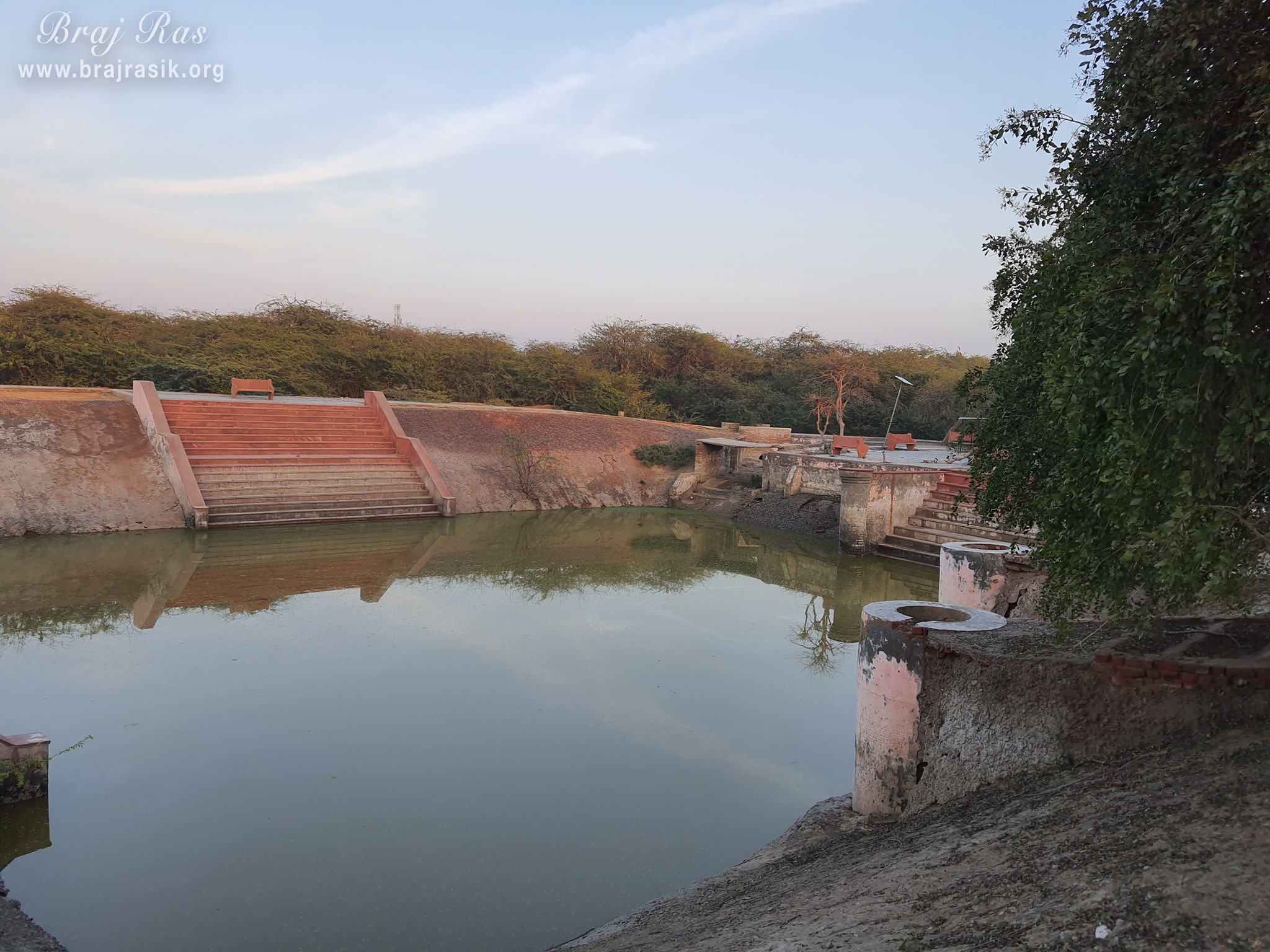 Close view of the pond near Shyam Kuti, Govardhan