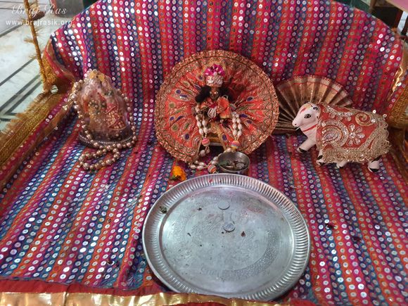 Bal Gopal darshan at Shri Kameshwar Mahadev, Kamyavan