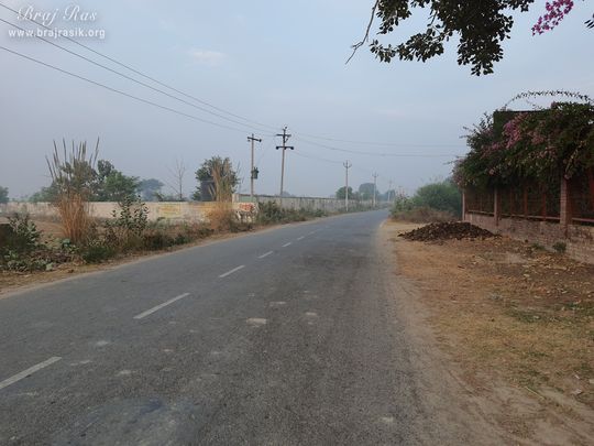 View of the road going to vrindavan at Ramtal, Vrindavan