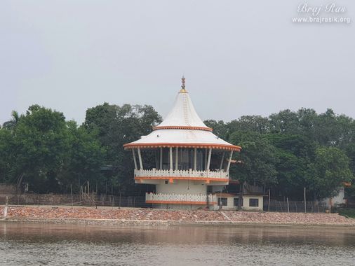 One can go from an unconstructed road or short bridge of Shri Yamuna, which connects outside of Banshivata, or One can go through the boat to cross the river Yamuna. Going further from this place, one will find Mansarovar (Radharani Mandir) and Belvan.