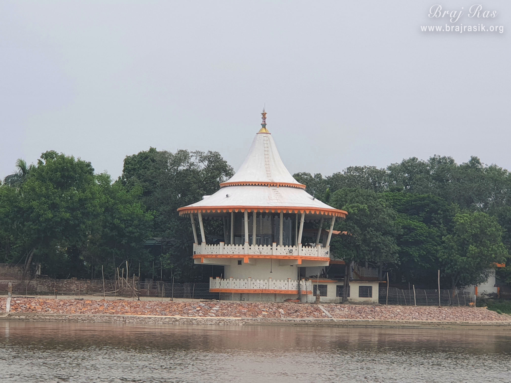 One can go from an unconstructed road or short bridge of Shri Yamuna, which connects outside of Banshivata, or One can go through the boat to cross the river Yamuna. Going further from this place, one will find Mansarovar (Radharani Mandir) and Belvan.