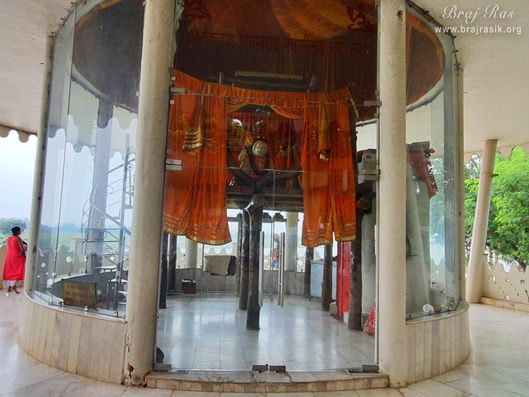 Here Shri Devaraha Baba used to meet people.