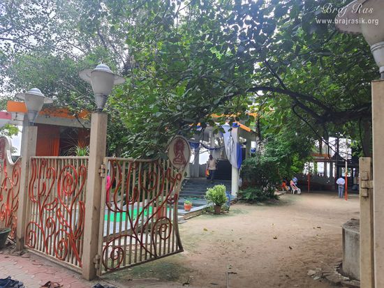 A nice view of temple area in Devaraha Baba Samadhi/Bhajan Sthal.