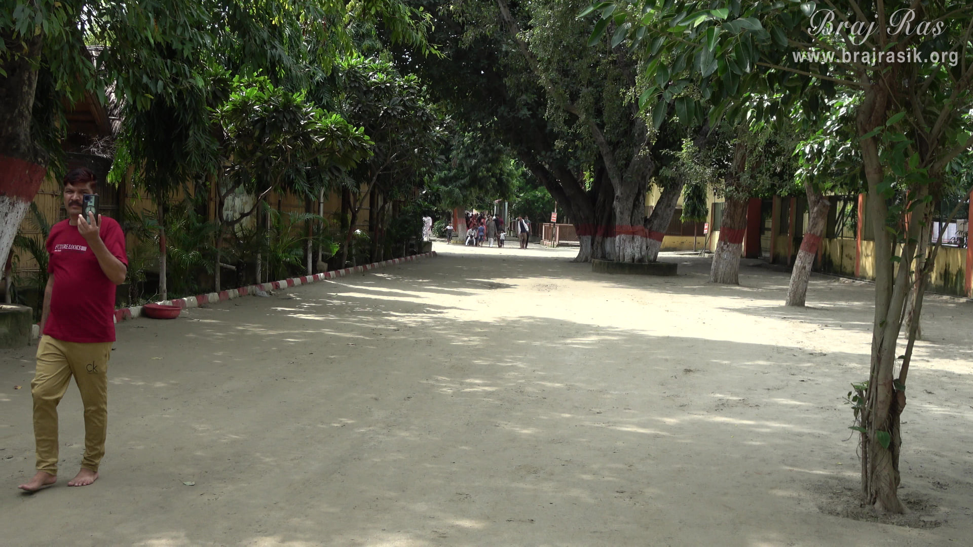 The beautiful path of Ramanreti, Gokul - Braj.
