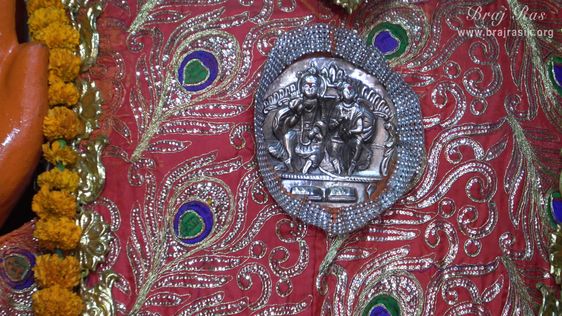 Darshan of Shri Sitaram Ji seated in the heart of Shri Hanuman Ji at Hanuman Garhi Temple, Vrindavan.