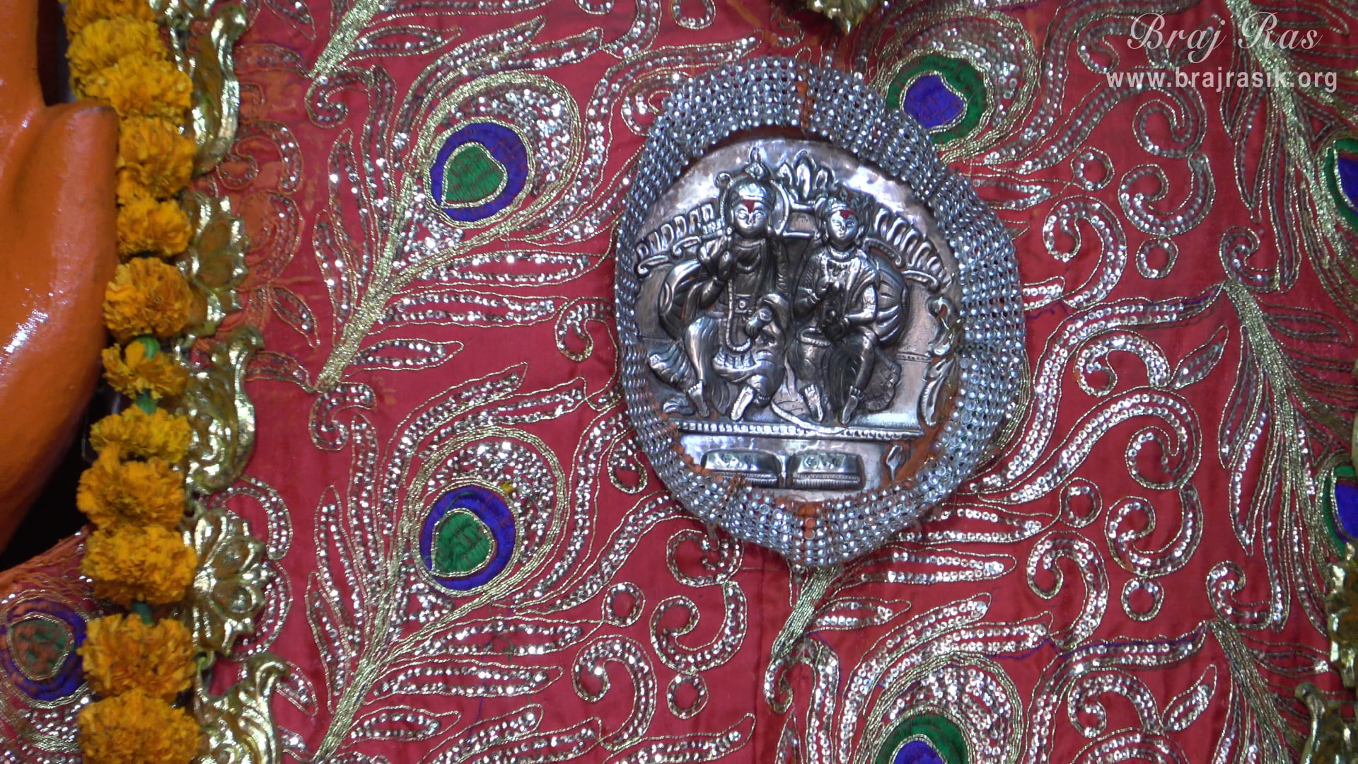Darshan of Shri Sitaram Ji seated in the heart of Shri Hanuman Ji at Hanuman Garhi Temple, Vrindavan.