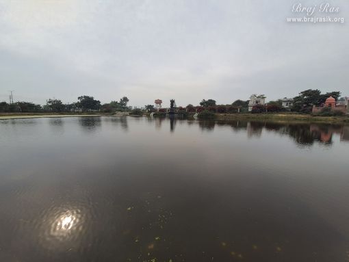 A sunny view of Sankarshan Kund at Anyor, Govardhan.