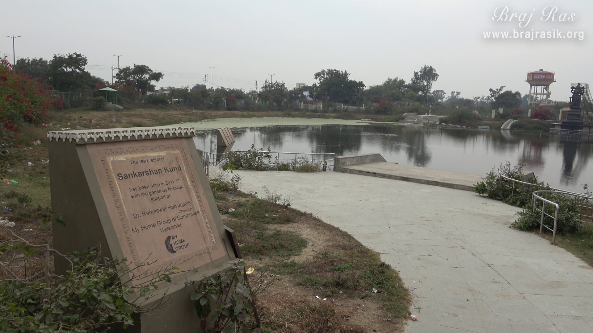 A clean view of Sankarshan Kund at Anyor, Govardhan.