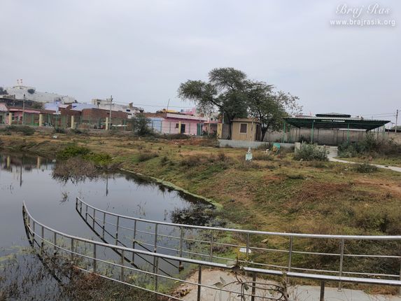 आन्यौर, गोवर्धन में स्थित संकर्षण कुंड का एक अविस्मरणीय दृश्य । 