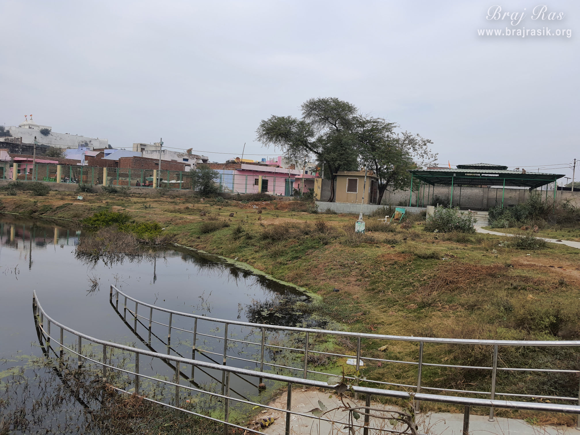 A side view of Sankarshan Kund located in Anyor, Govardhan.