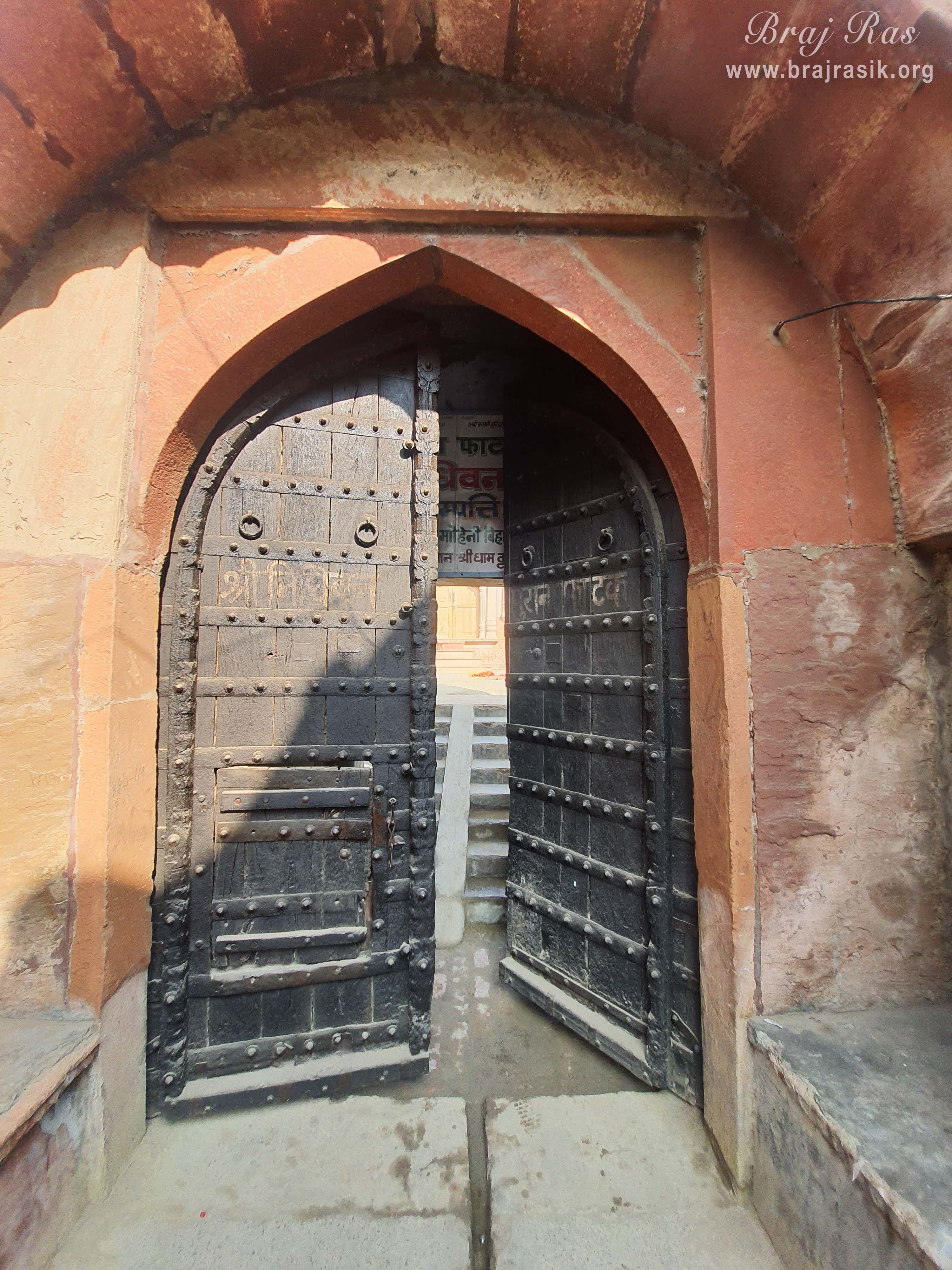 This is the old gate of Nidhivan. It is believed that Emperor Akbar and Tansen came from this gate to meet Swami Shri Haridas.