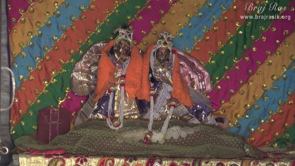 Darshan of Shri Naval Bihari Biharini Ji inside Naval Bihari Temple at Naval Kund in Punchari, Govardhan 