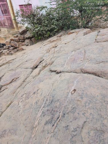 When Surabhi cow had come from heaven with Indra to have darshan of Shri Krishn, here on a rock, milk started flowing from the udders of Surabhi cow, which was inscribed on the rock.