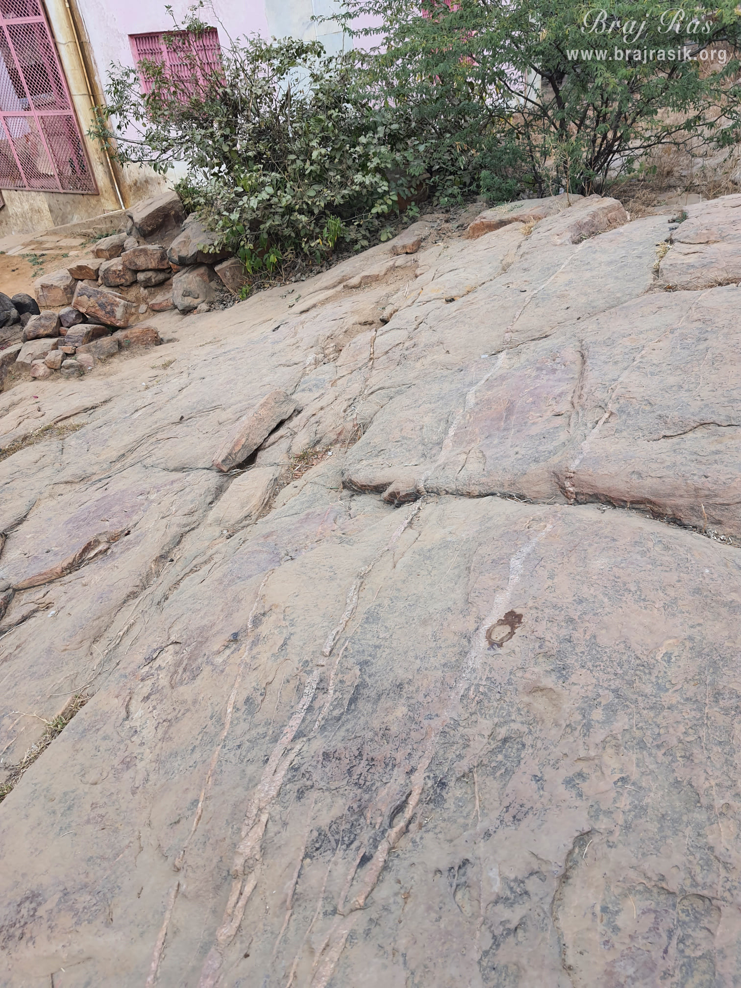 When Surabhi cow had come from heaven with Indra to have darshan of Shri Krishn, here on a rock, milk started flowing from the udders of Surabhi cow, which was inscribed on the rock.
