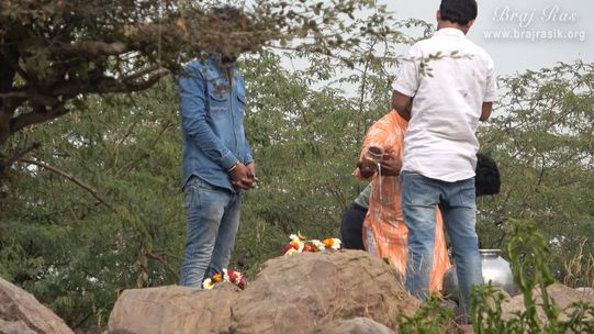 Devotees worshipping Shri Giriraj Ji in Mukharvind, Govardhan.