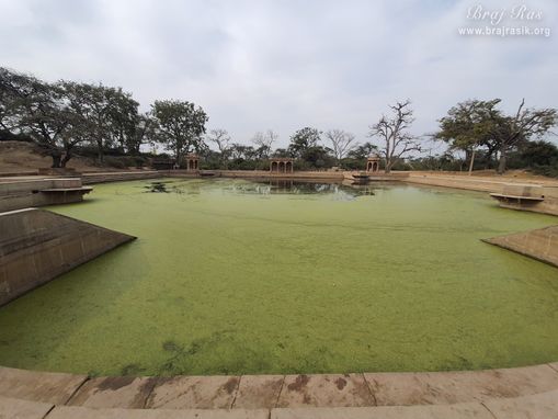 A full view of Surbhi Kund in Govardhan.