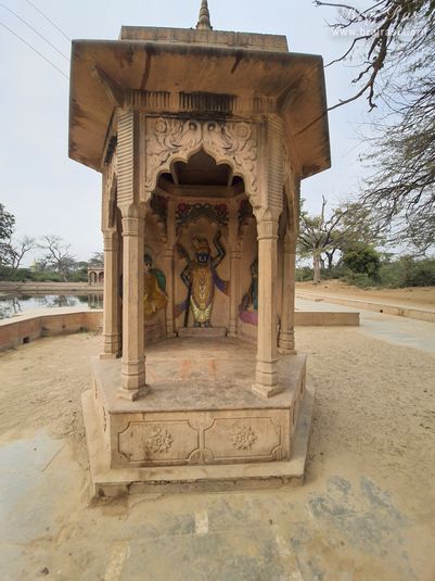 A full darshan of Shrinath Ji with Mahaprabhu Shri Vallabhacharya Ji and Shri Parmanand Das Ji at Surbhi Kund in Govardhan.