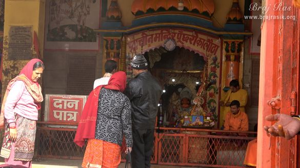 गोवर्धन में पूँछरी का लौठा का दूर का दर्शन ।